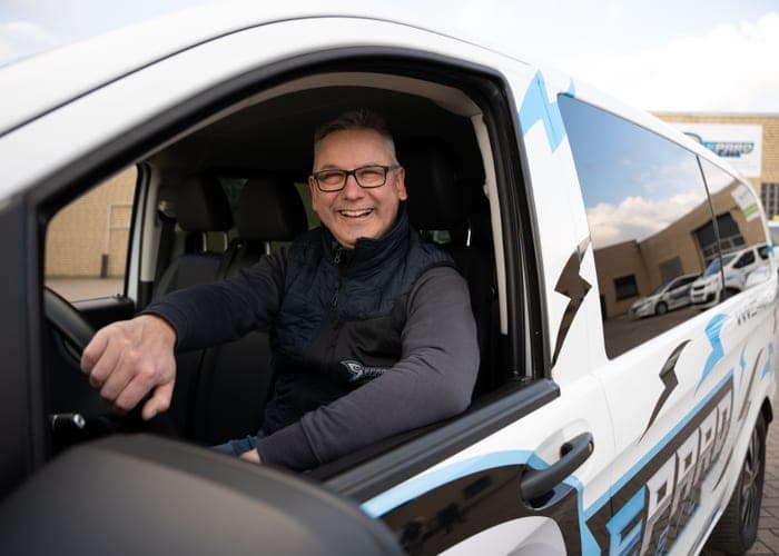 Lächelnder Gepard Fahrer im Fahrzeug