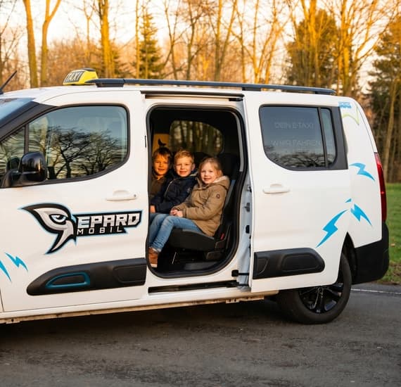 Fahrgäste auf der Rückbank eines Gepard Fahrzeugs